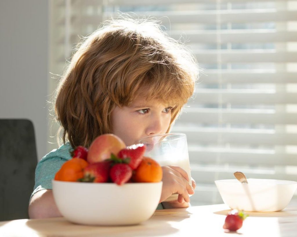 کمک به میوه خوردن کودک