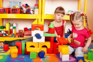 بررسی ۸ دلیل رفتارهای غیرعادی کودک 