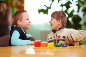 بررسی ۸ دلیل رفتارهای غیرعادی کودک 